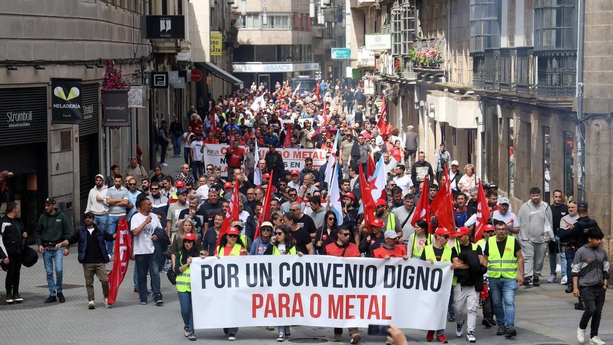 La manifestación de trabajadores del metal llegando a la plaza de la Peregrina.