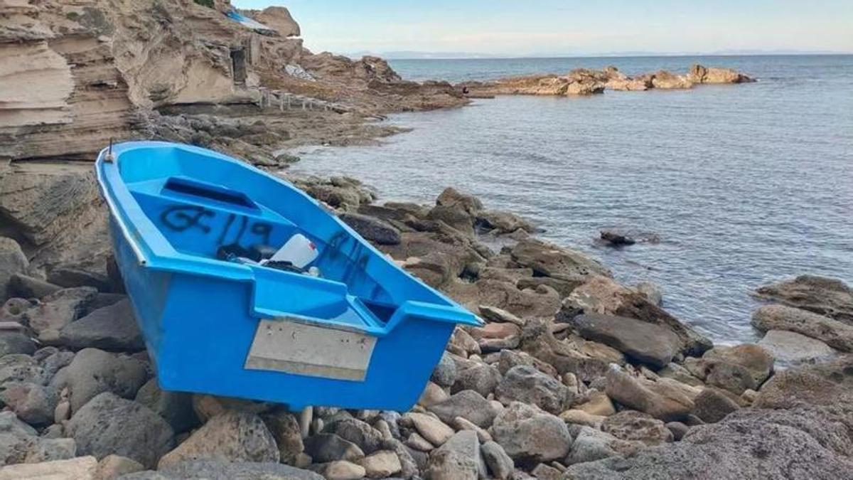 Una patera abandonada en Formentera.