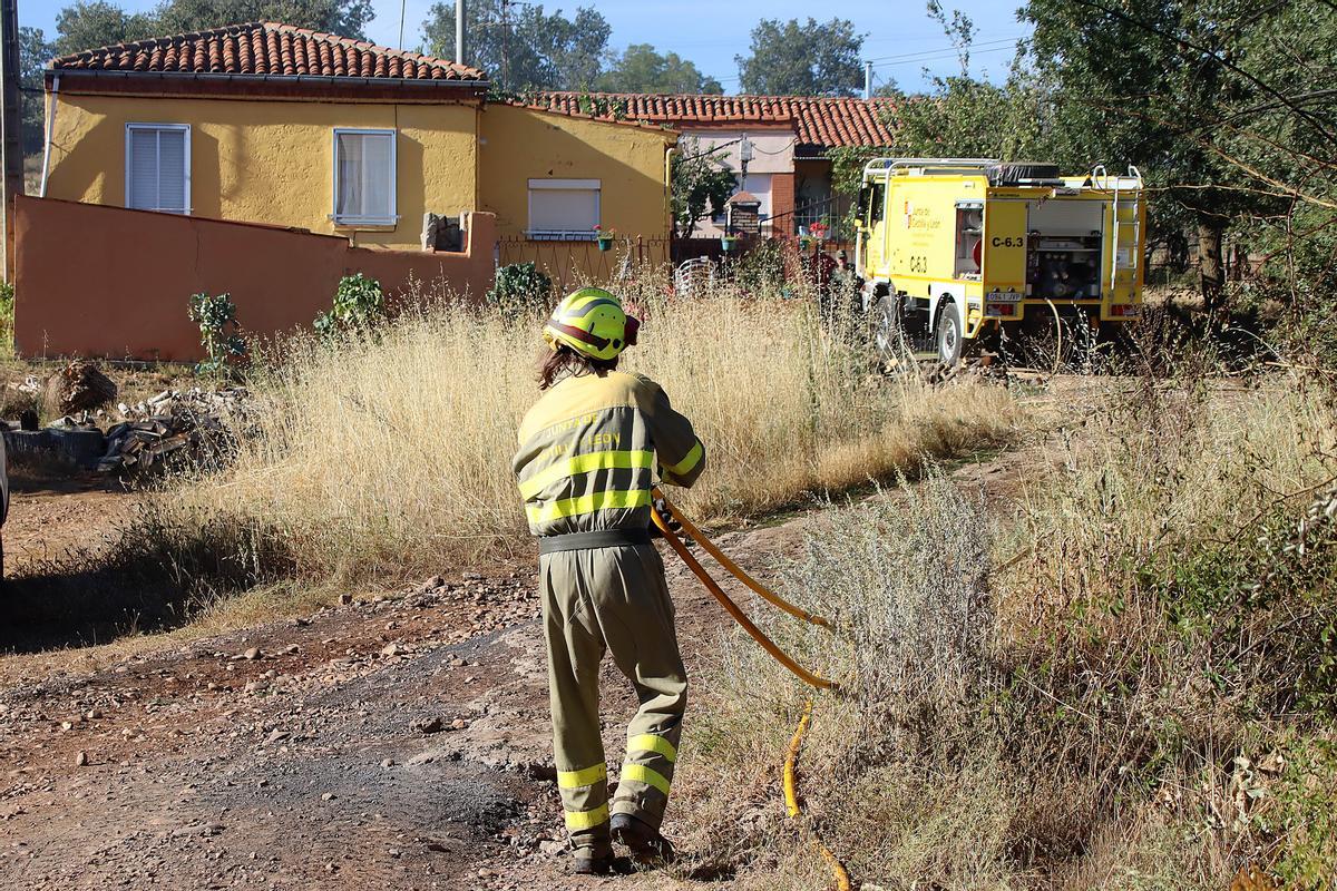 Medios terrestres y aéreos trabajan en la extinción de un incendio en San Andrés del Rabanedo (León).