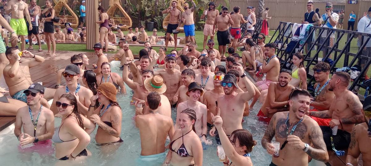 El Medusa Festival abre sus puertas y llena su beach club con la primera sesión de electrónica encabezada por Andrés Campo El Medusa Festival abre sus puertas y llena su beach club con la primera sesión de electrónica encabezada por Andrés Campo