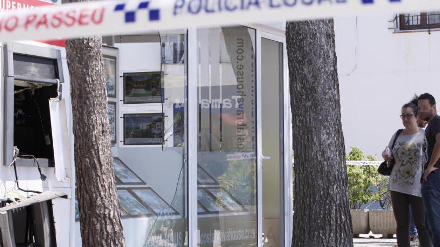 Un caixer automàtic després de l&#039;explosió a Tamariu