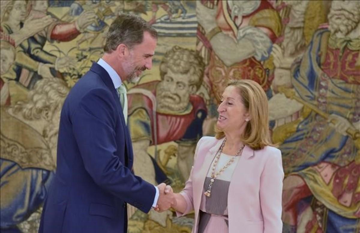 abertran35391868 spanish king felipe vi  l  shakes hands with president of sp160905123449