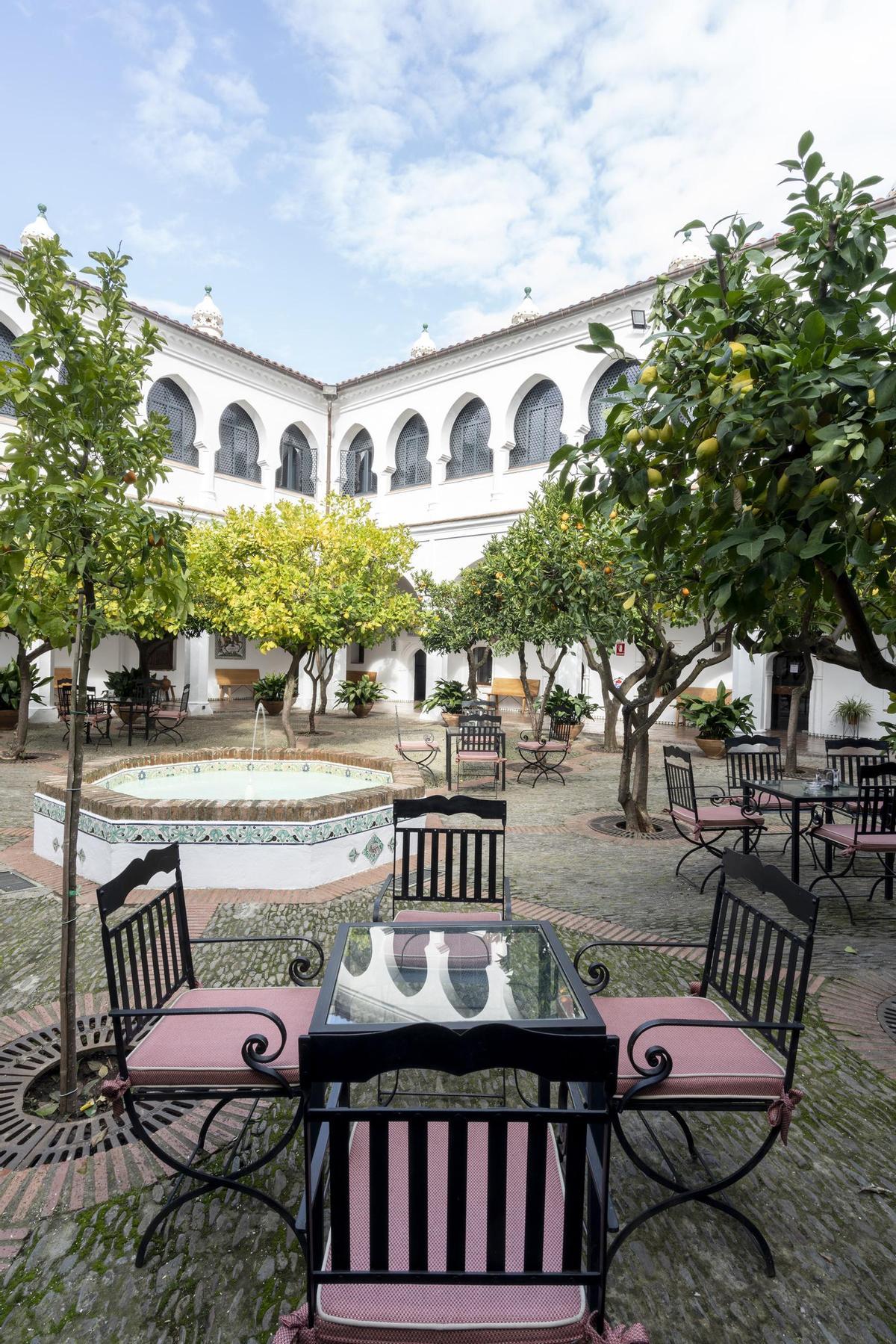 Claustro del parador de Guadalupe.