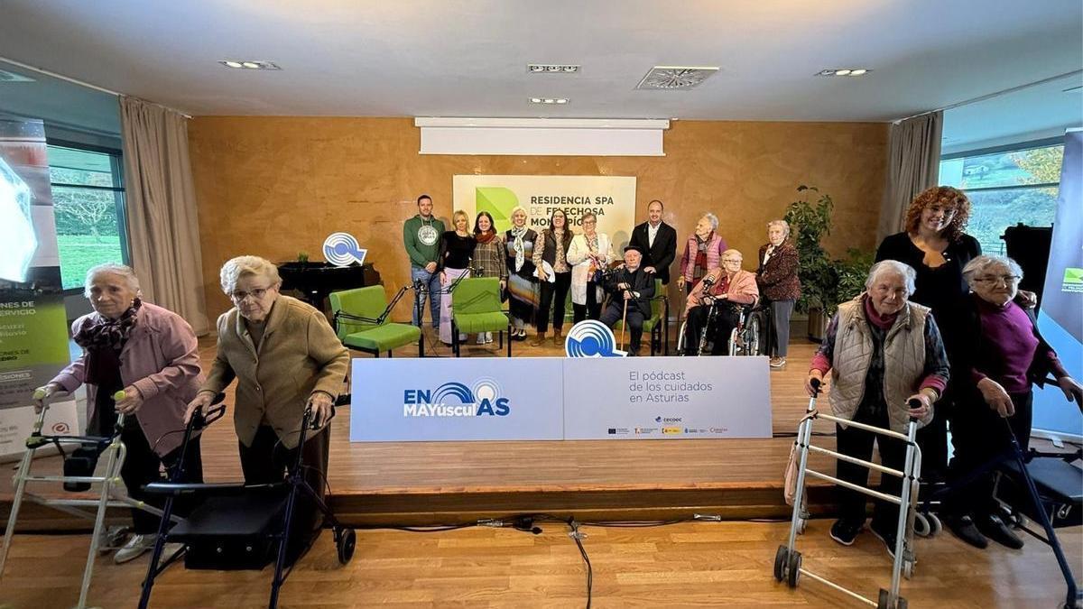 Participantes en el proyecto, este miércoles, en la residencia de Felechosa.