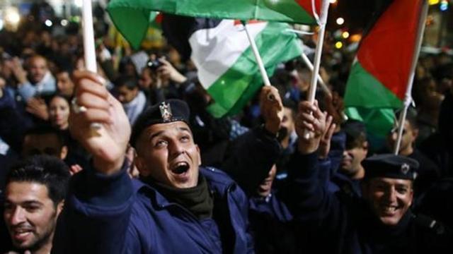 Ciudadadanos palestinos celebran el voto en la ONU en Ramala.