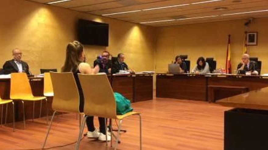 Una de les filles de Montse Méndez declarant ahir a l&#039;Audiència de Girona.