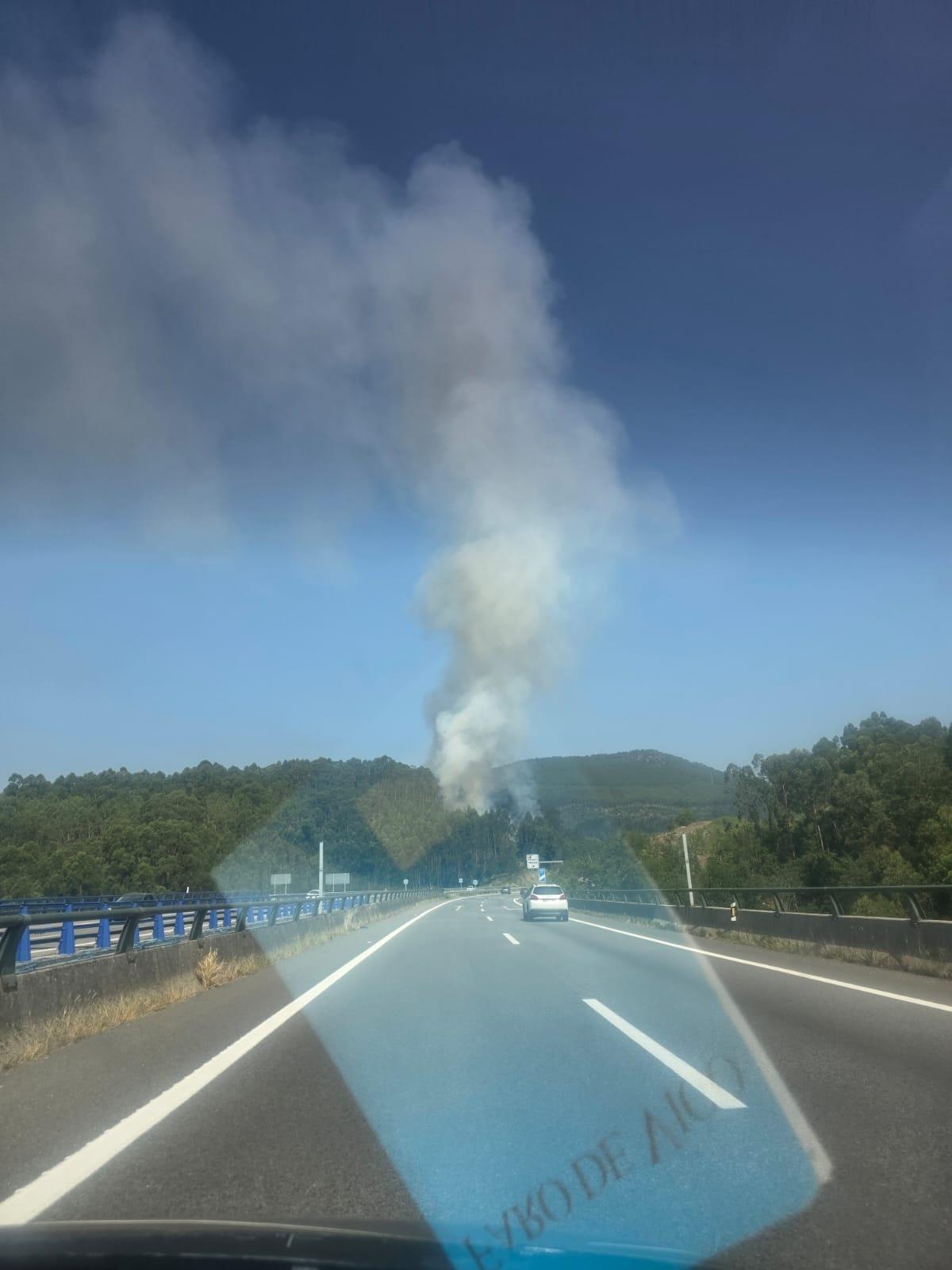 Un incendio junto al Corredor do Morrazo en Meira obliga a movilizar medios aéreos