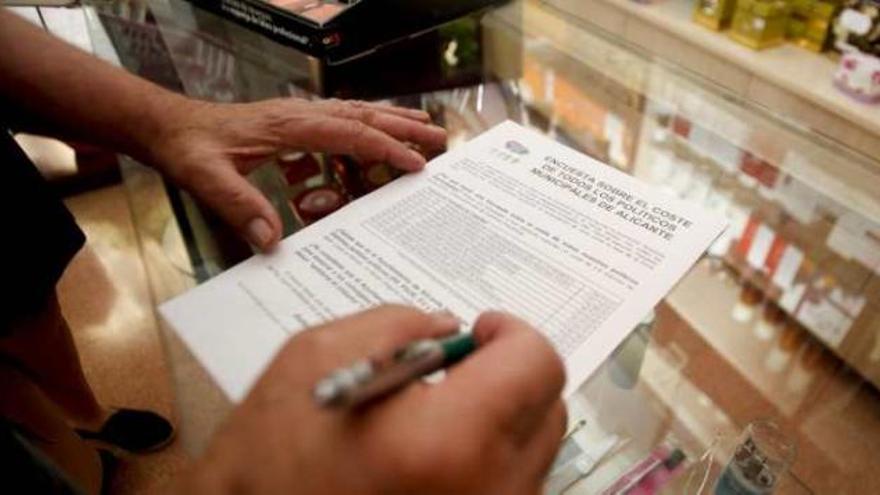 Un vecino del Pla rellena la encuesta sobre el coste para las arcas municipales de los políticos.