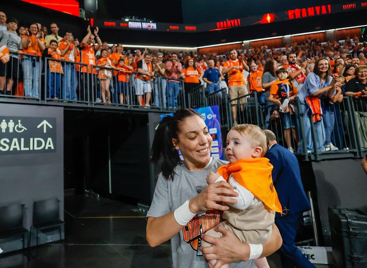 Cristina Ouviña con su hijo