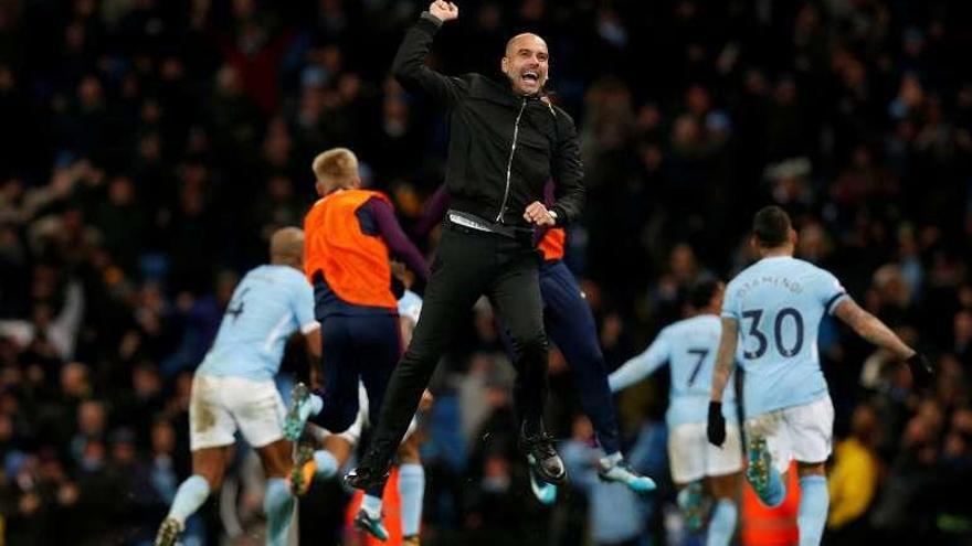 Guardiola celebra el gol de Sterling. // Efe