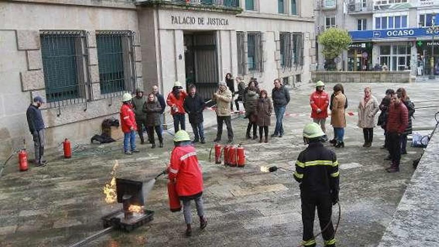 Un técnico enseña cómo sofocar un fuego con el extintor. // I. Osorio