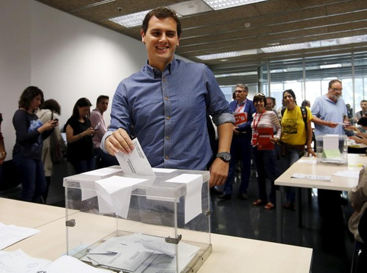  El líder de Ciutadans, Albert Rivera, vota a Barcelona.