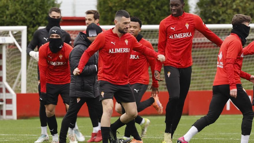 Pablo Vázquez, con Amadou, ayer, en Mareo, en un momento del entrenamiento | M. LEÓN