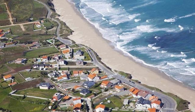 Vista aérea de la playa de Razo, que goza de aguas excelentes.
