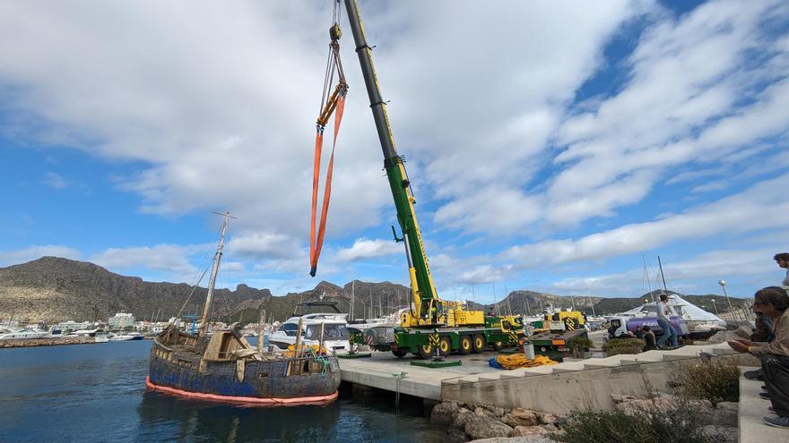 Culmina la operación de extraer del agua un pesquero siniestrado en Pollença desde junio