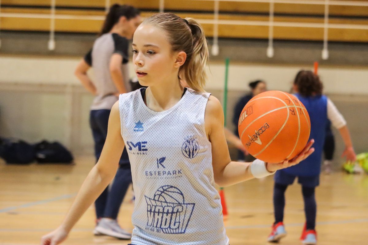 Jornada de hermanamiento entre las chicas del Villarreal y las del Vila-real Bàsquet