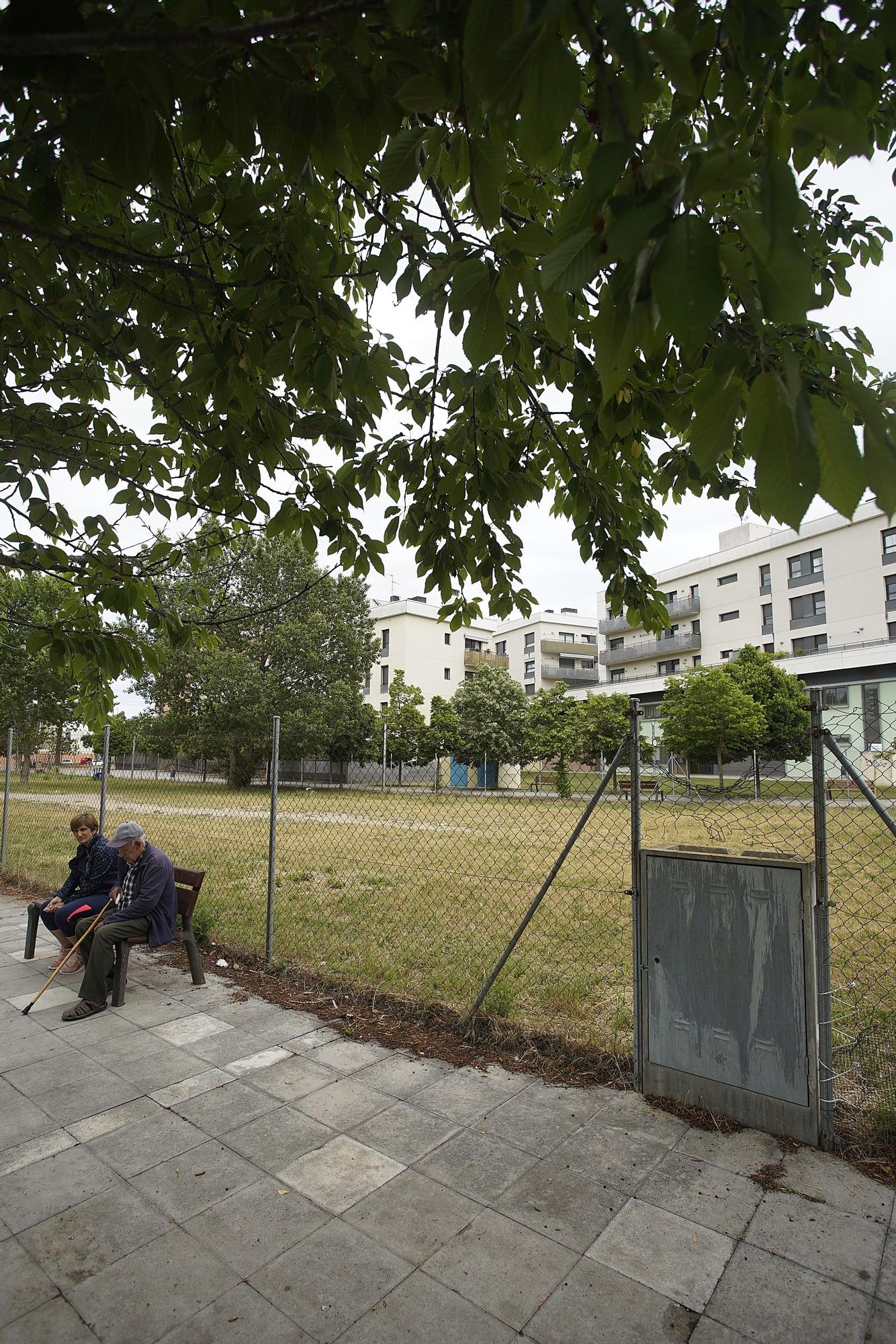 Sarrià de Ter tanca un solar perquè no hi entrin els gossos