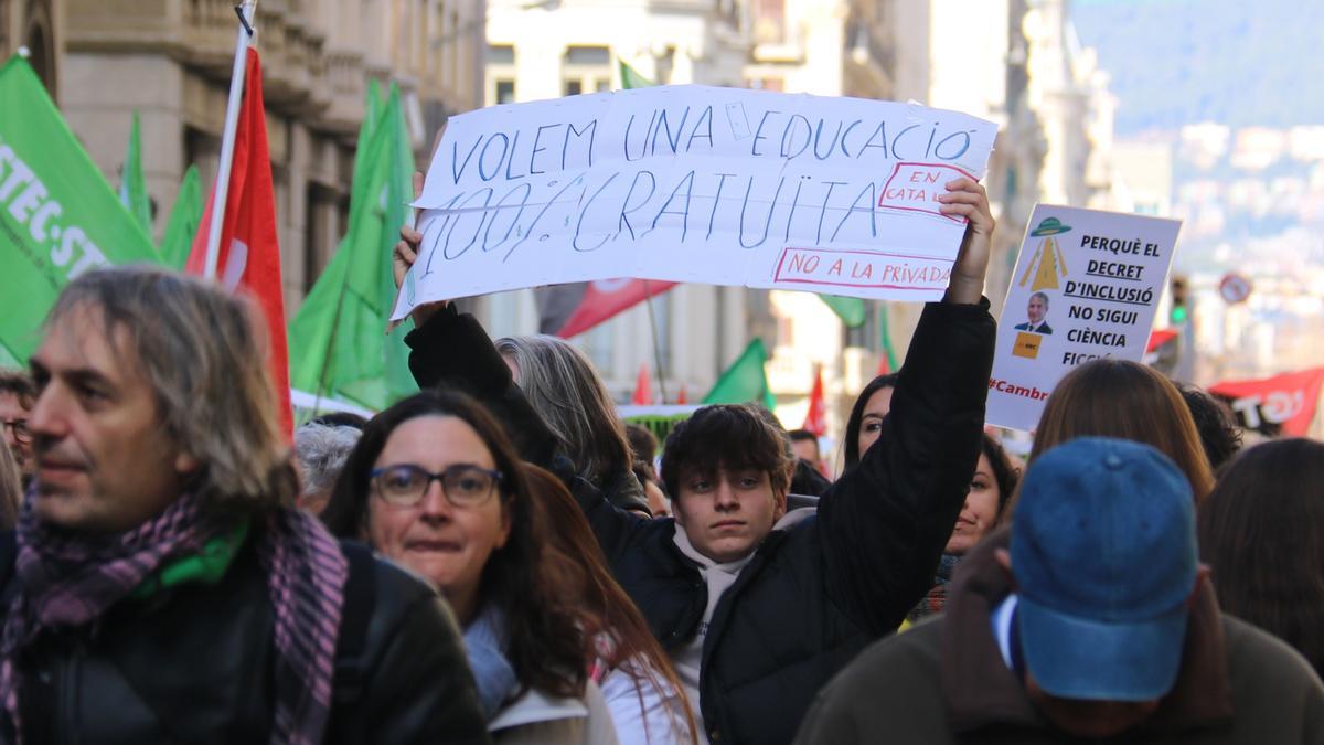 Un manifestant exigint una educació 100% gratuïta, aquest matí a Barcelona.
