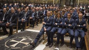 La plantilla del primer equip del Barça, encapçalada per Valdés, Puyol, Xavi i Iniesta, durant la cerimònia en memòria de Tito Vilanova celebrada a la catedral de Barcelona.