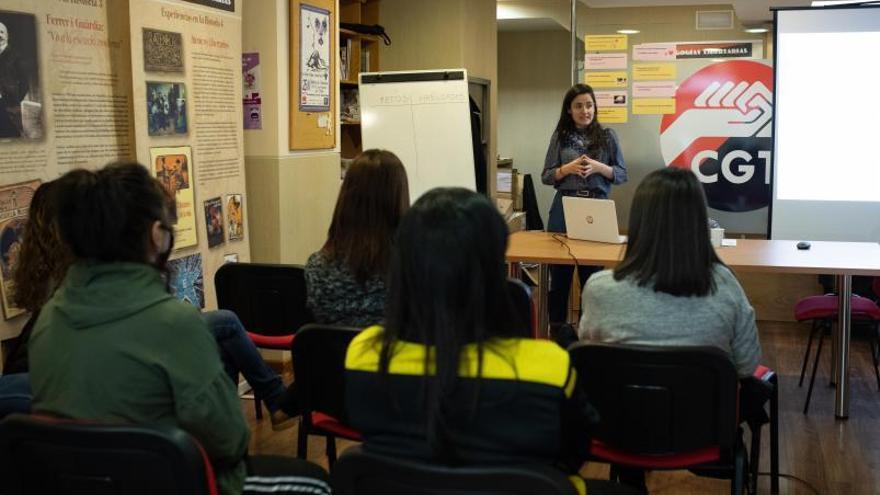 Teresa Nuñez, durante su charla sobre disciplina positiva en la CGT de Zamora.