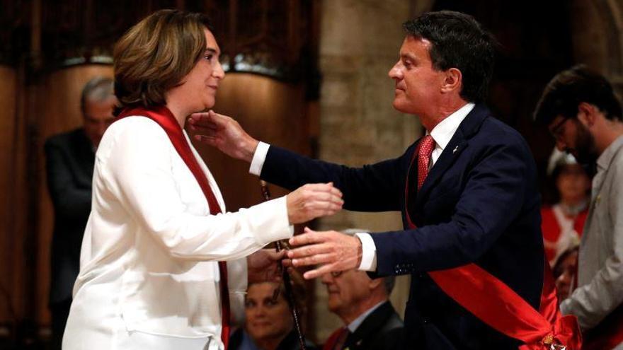 Colau serà alcaldessa amb els vots del PSC i els afins a Valls