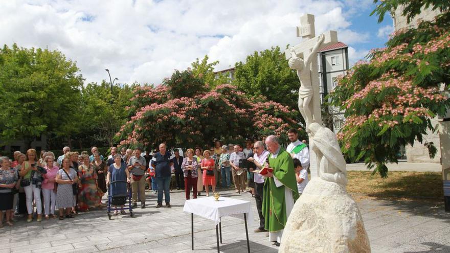 La parroquia de Santa Teresita estrena un cruceiro del escultor Rodrigo García Giráldez