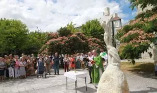 La parroquia de Santa Teresita estrena un cruceiro del escultor Rodrigo García Giráldez