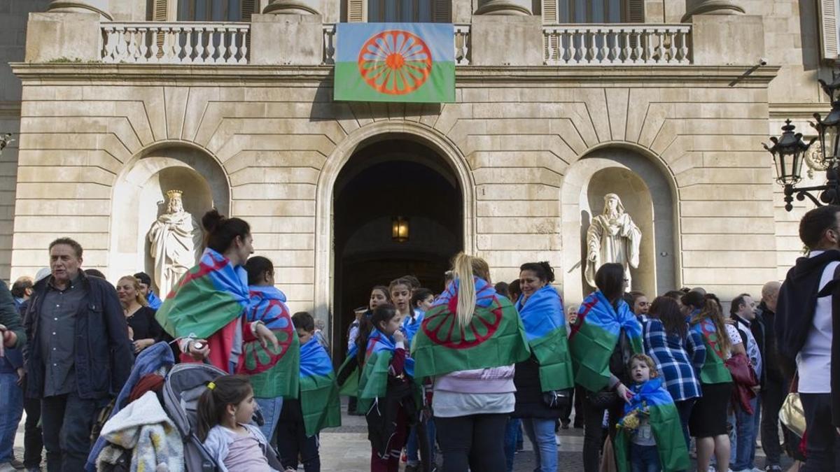 La bandera gitana colgada del balcón del Ayuntamiento de Barcelona