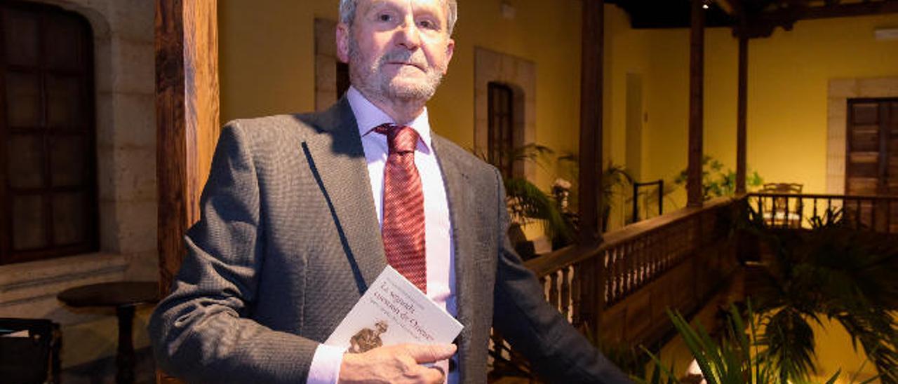 Víctor Morales Lezcano, anoche durante la presentación del libro en la Casa de Colón.