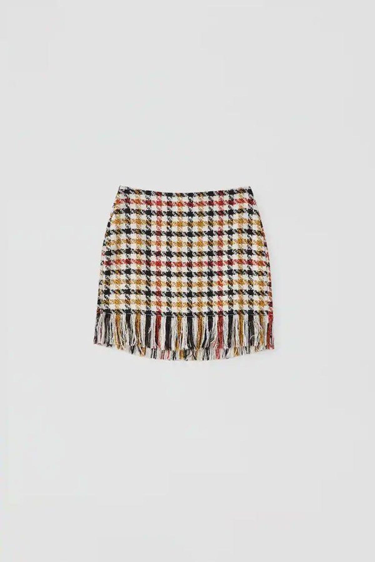 Minifalda de cuadros con flecos de Pull&amp;Bear. (Precio: 19,99 euros)