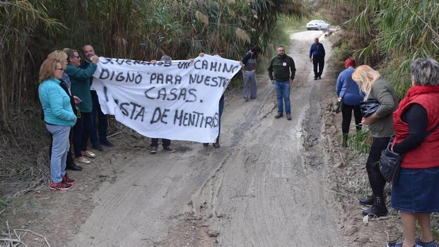 Los vecinos de Las Ramblas se manifestaron ayer para que les reparen el camino de acceso a sus viviendas.