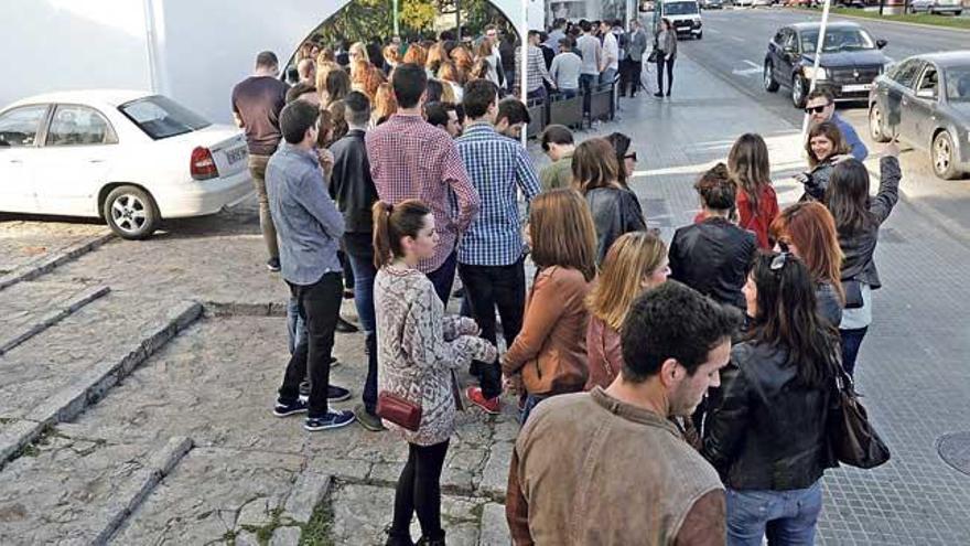 Gente haciendo cola para entrar en un local de Santa Catalina.