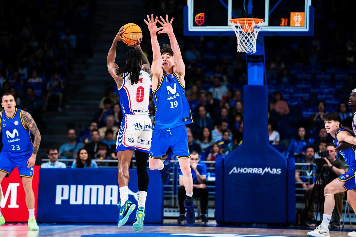Jordan Bone lanza un triple frente a Hugo López durante el segundo partido de la eliminatoria contra Estudiantes.
