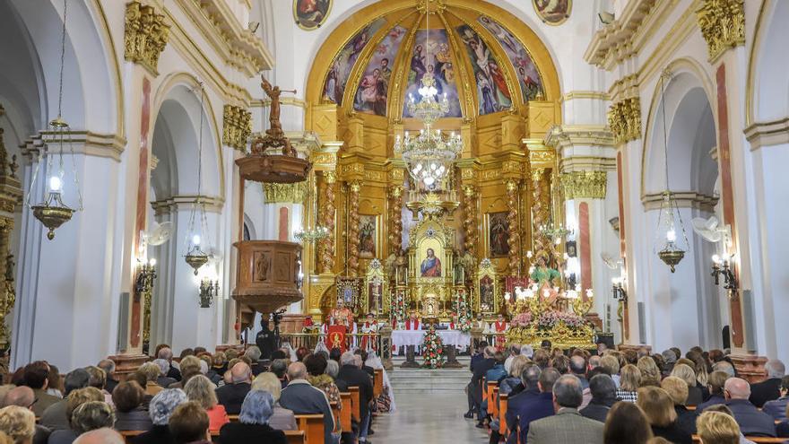 Miles de personas acompañan a Santa Águeda en su tradicional romería en Catral