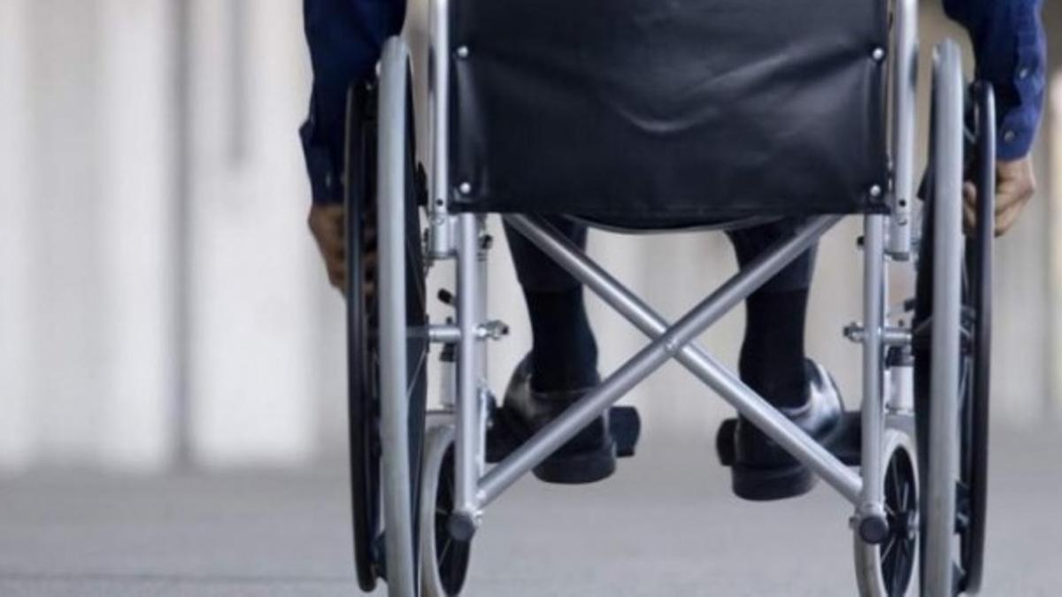 Una persona se desplaza en sillas de ruedas.