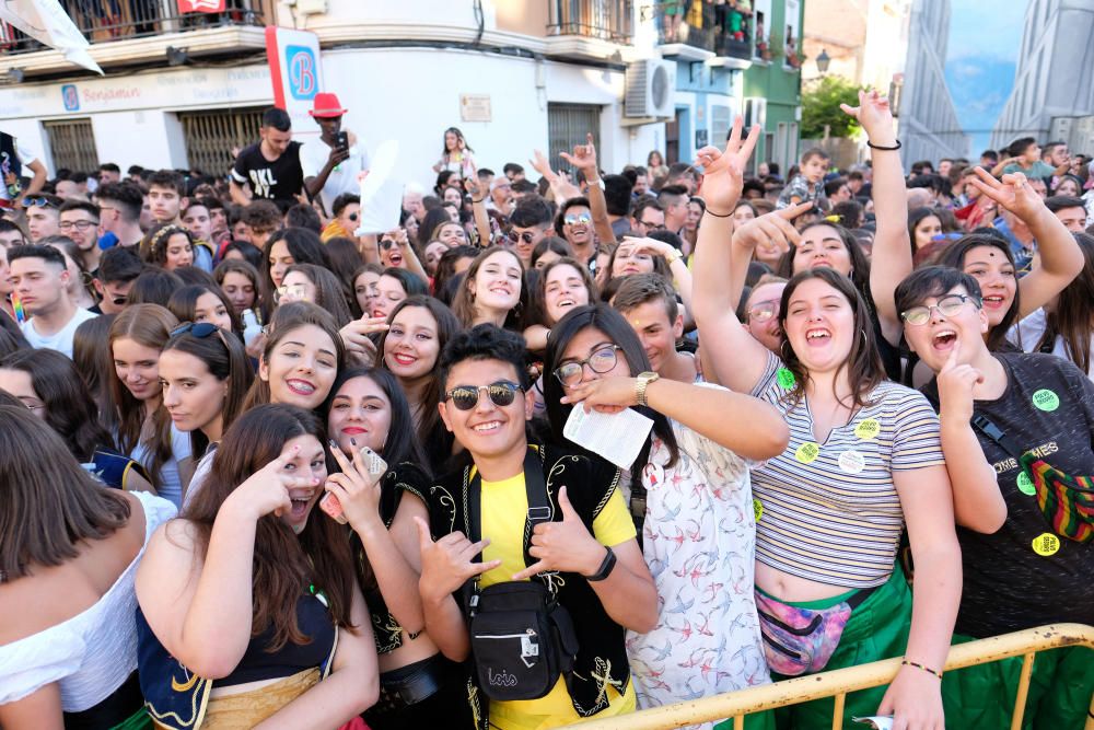 Millones de papelitos sobrevolaron a los miles de eldenses que se apiñaron cerca del castillo de Embajadas para escuchar y cantar el pasodoble Idella, que marca el comienzo de las fiestas