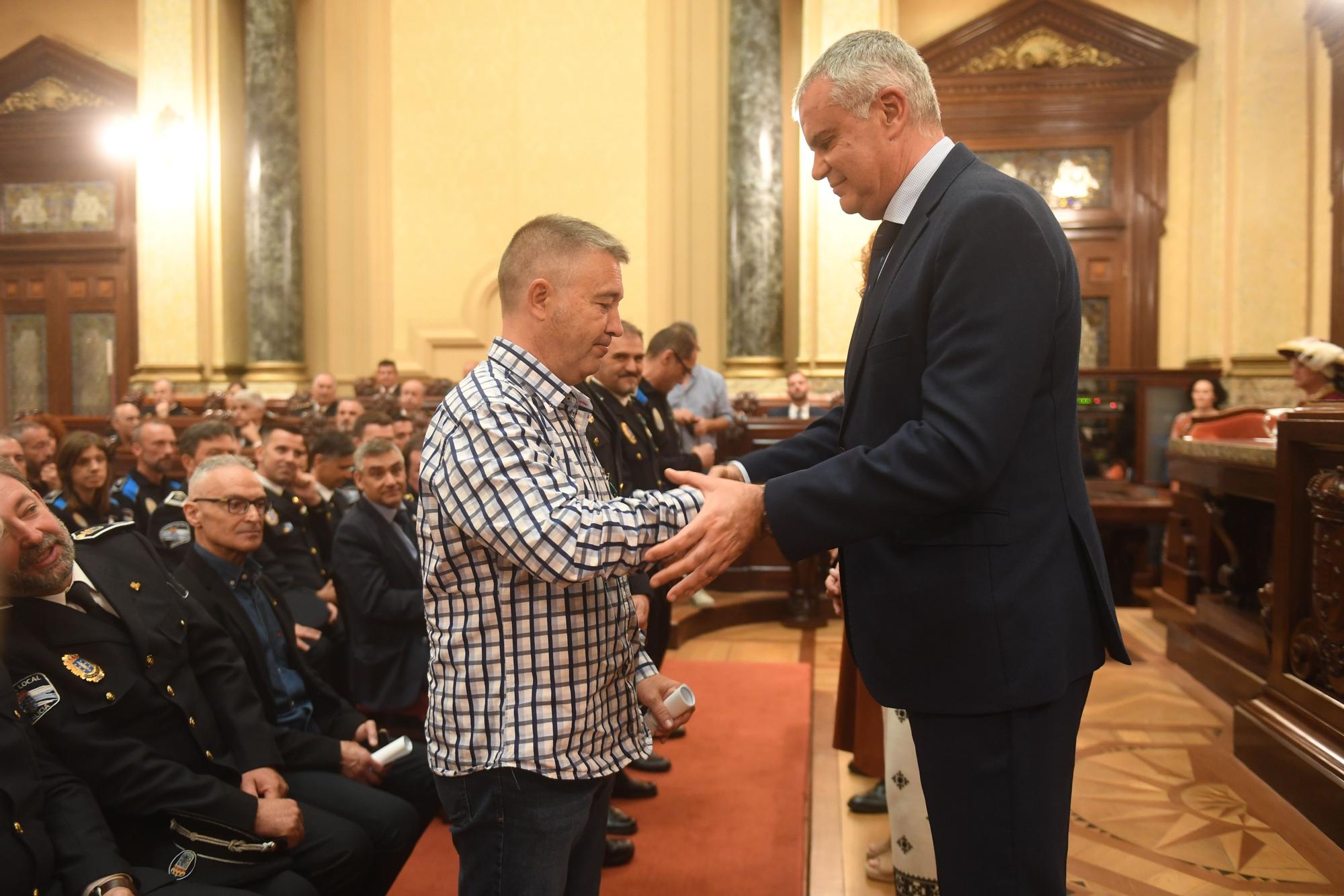 Homenaje a los policías locales de A Coruña que llevan 20 años en el cuerpo