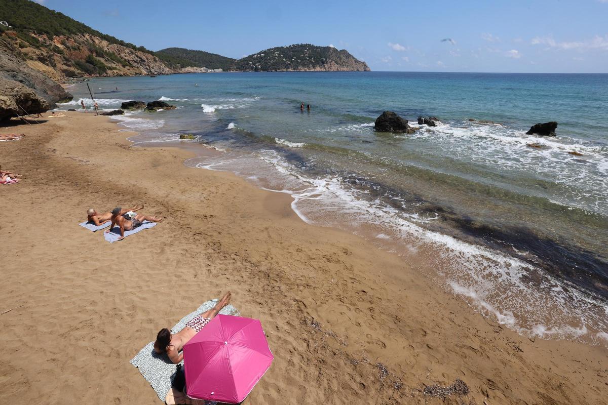 Todas las imágenes de la playa de Aigües Blanques, cerrada por peligro de desrrumbamiento