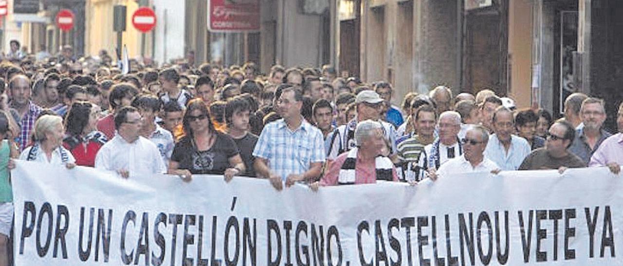 Momento crítico. Manifestación en verano del 2011, cuando los impagos se saldaron con el descenso.