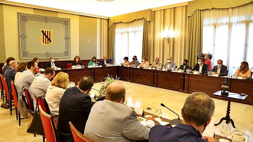 La presidenta reunió ayer tarde a la sociedad civil y política en el Parlament. | CAIB