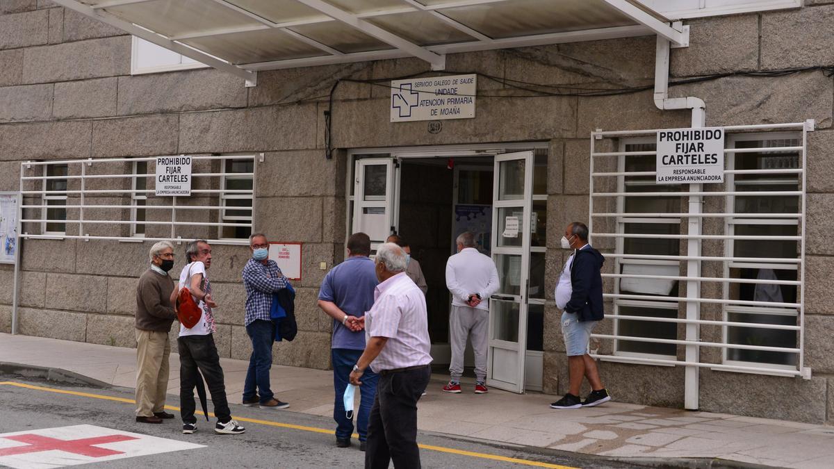 Vecinos de Moaña, ayer en el exterior del centro de salud.