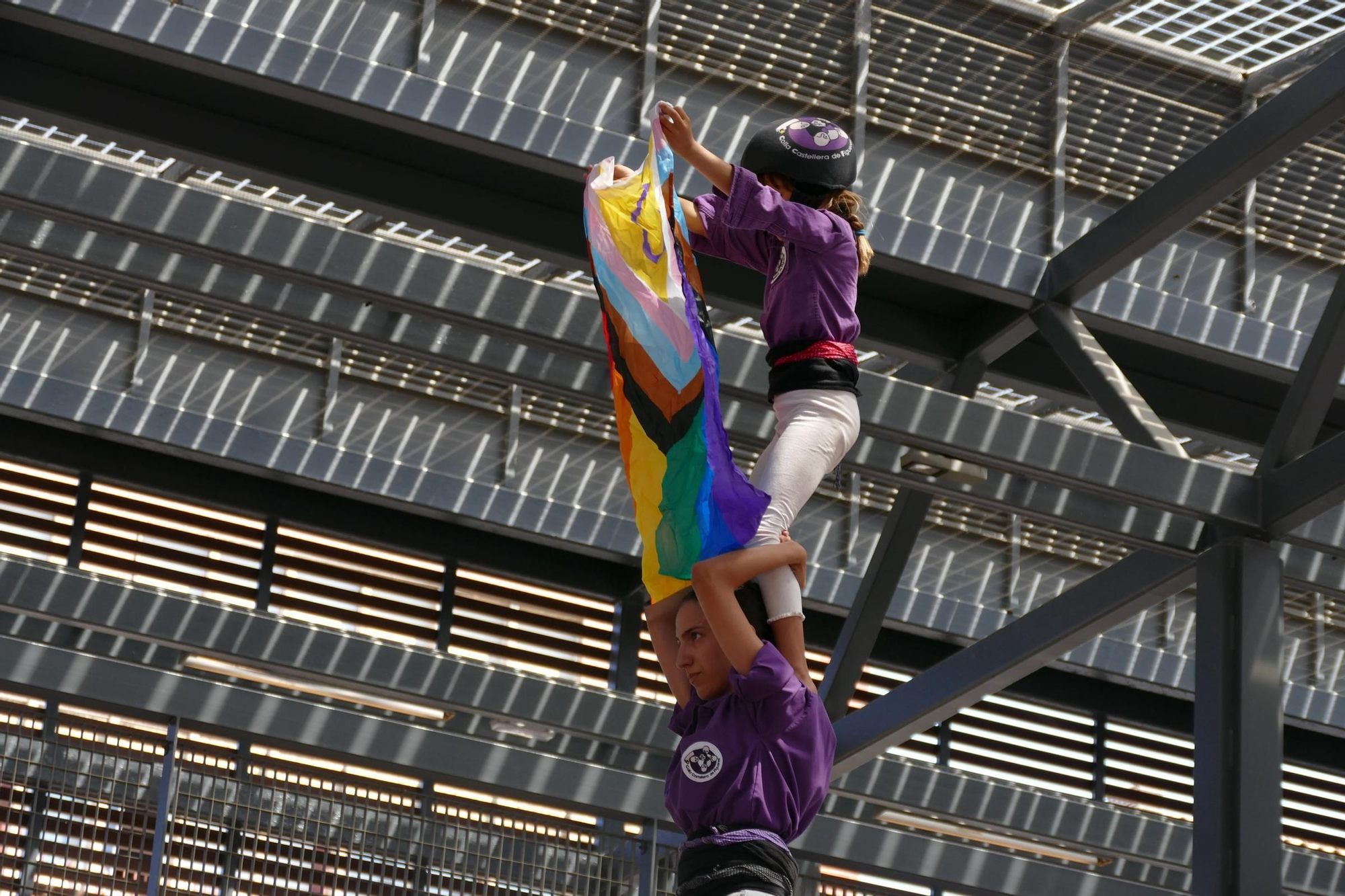 La plaça Catalunya de Figueres s’omple de castells en una Diada de Sant Pere marcada per calor