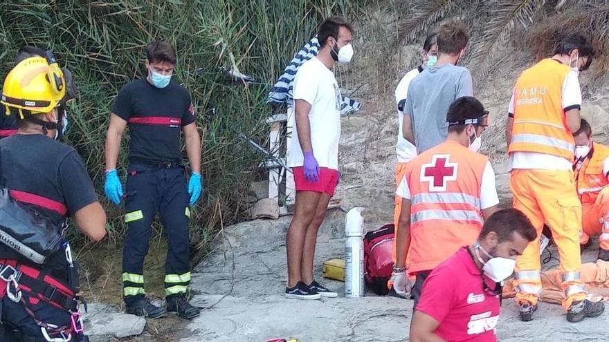 Rescatan a un joven bañista con convulsiones en la cala virgen del Mallorquí de Calp