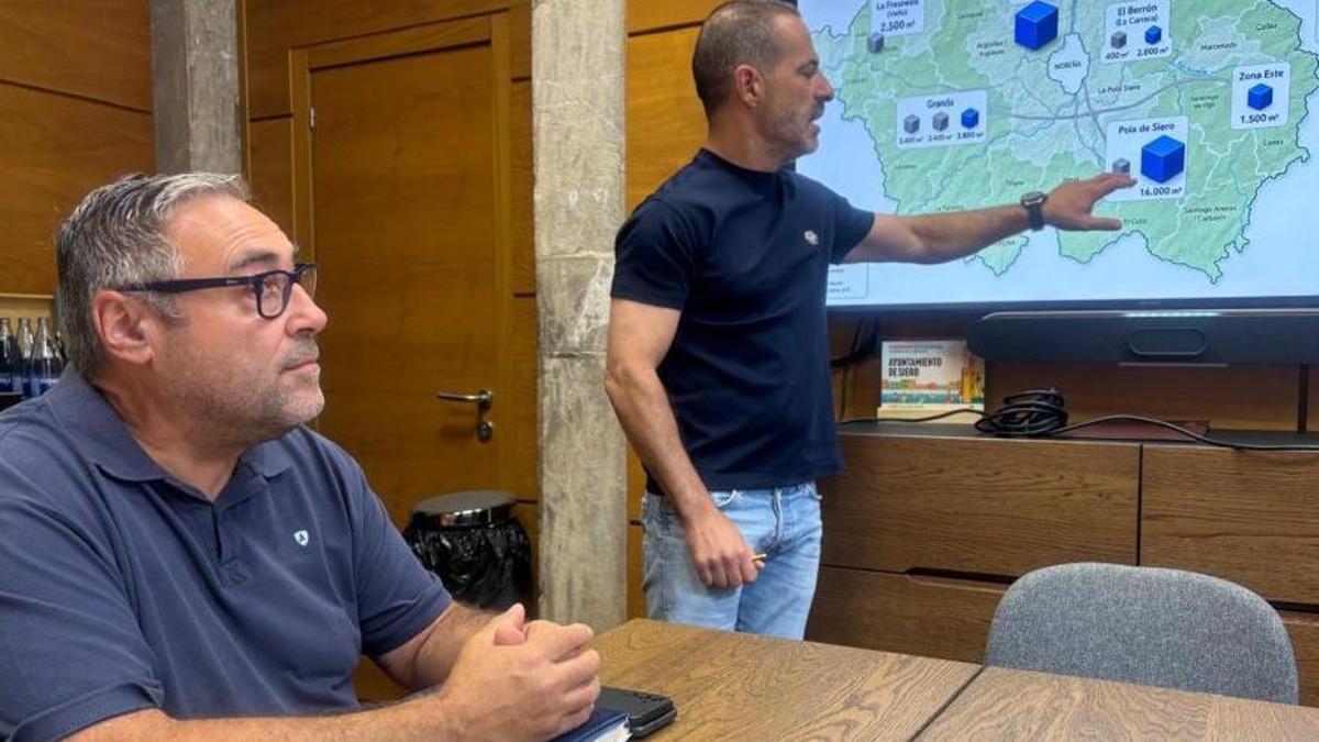 Por la izquierda, Pergentino Martínez y Ángel García, presentando la parte del plan destinada a la renovación de depósitos. | J. A. O.
