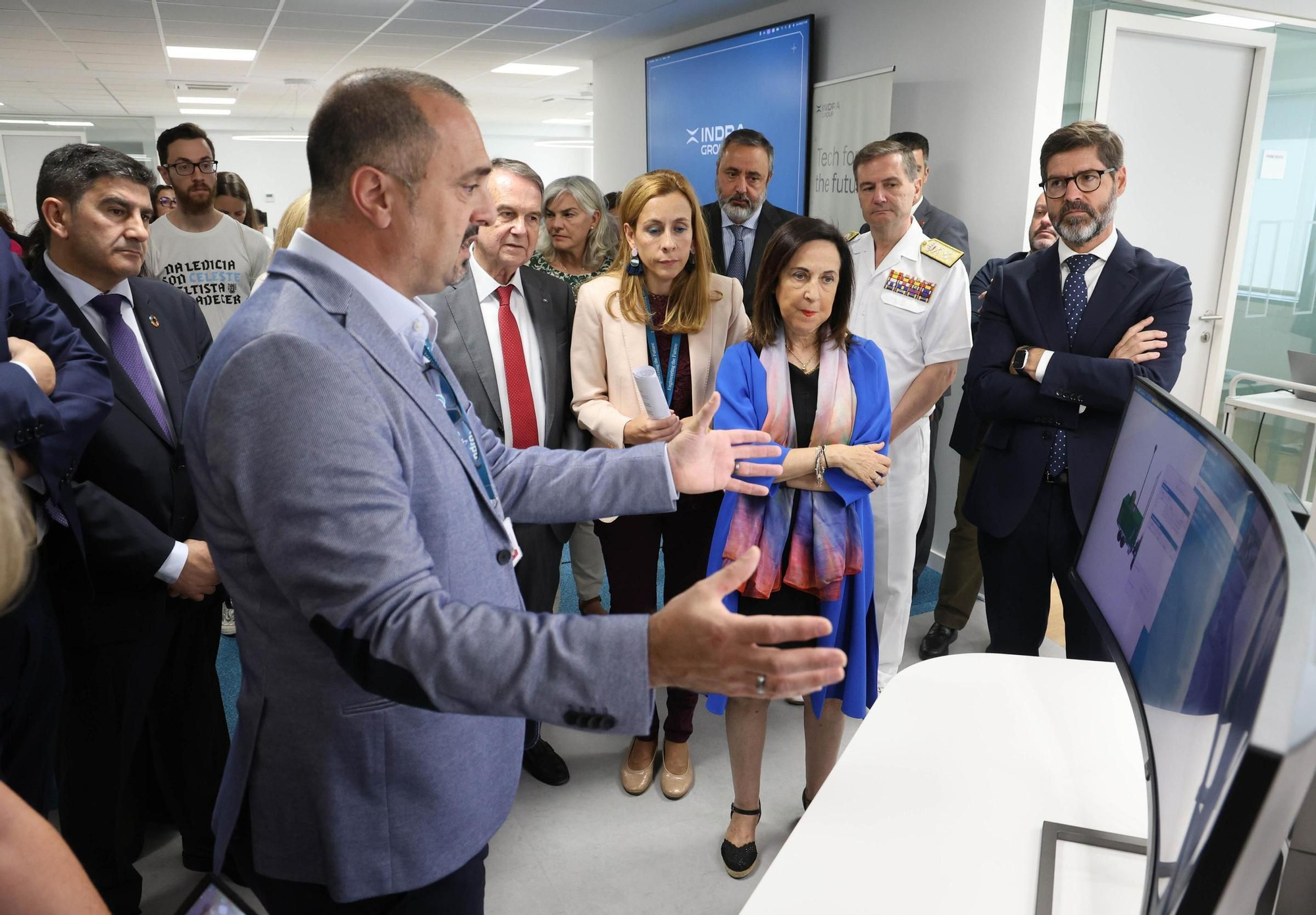La ministra de Defensa, Margarita Robles, visita la sede de Indra en Vigo