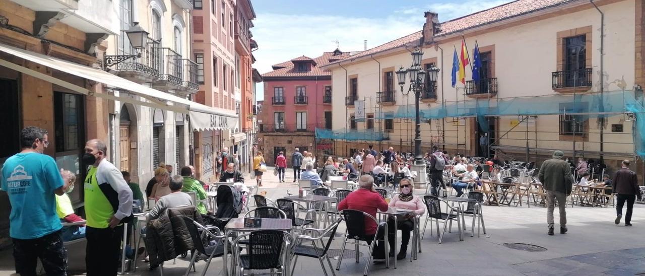 Comensales disfrutan del buen tiempo en las terrazas en Oviedo