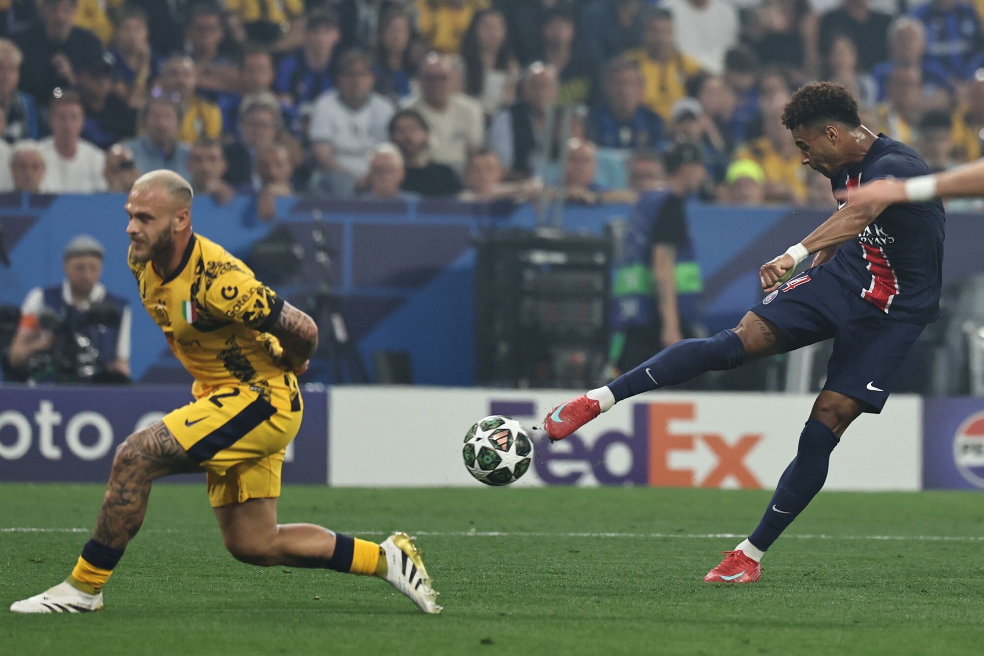 Munich (Germany), 31/05/2025.- Desire Doue of PSG (R) scores the 0-2 goal next to Federico Dimarco of Inter during the UEFA Champions League final between Paris Saint-Germain and Internazionale Milano in Munich, Germany 31 May 2025. (Liga de Campeones, Alemania) EFE/EPA/FILIP SINGER