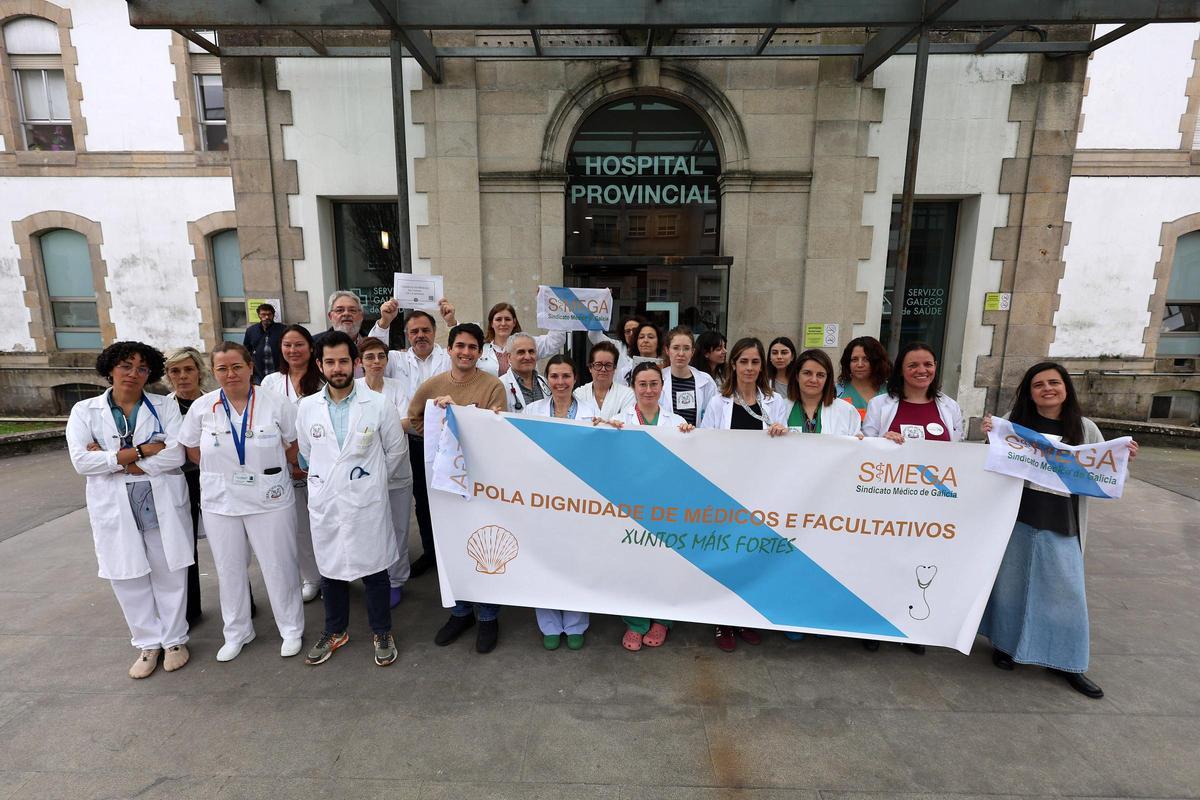Profesionales sanitarios concentrados este miércoles ante el Hospital Provincial de Pontevedra.