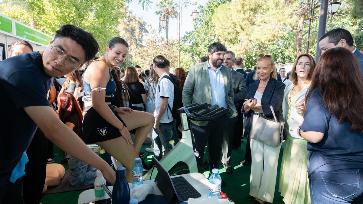 El presidente de la CARM y la rectora de la UCAM, en una demostración de UCAM SENS con una jugadora del UCAM Cartagena Tenis de Mesa.
