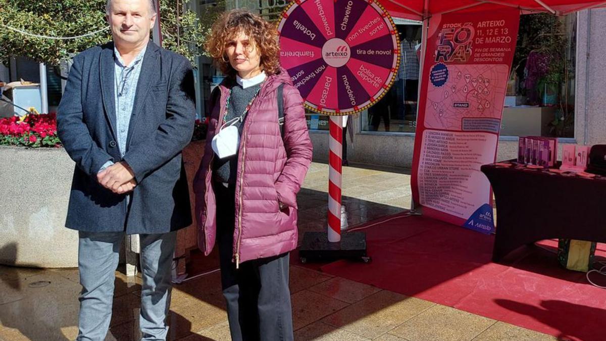 Ángel Vázquez y Lucía Graiño, ayer, en la Avenida do Balneario.